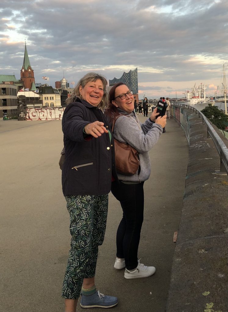 Cori und Gini an den Landungsbrücken