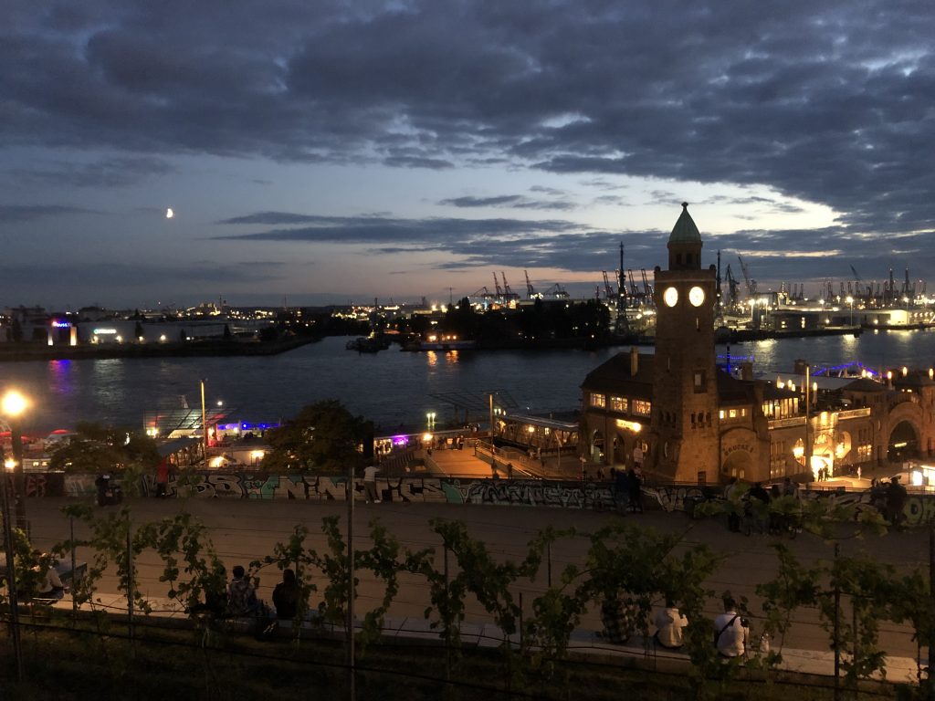 Der abendliche Hamburger Hafen