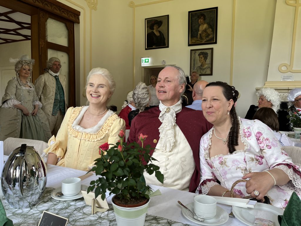 An der Hochzeitstafel