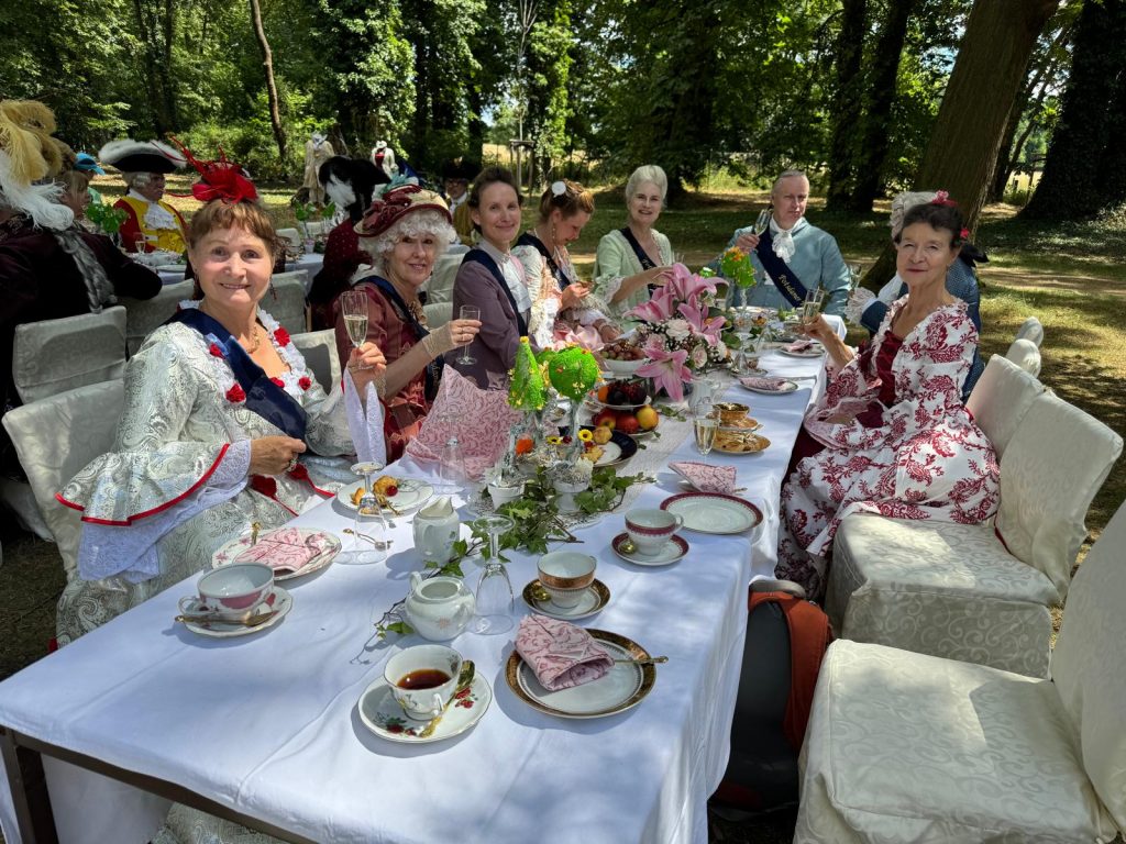An der Kaffeetafel. Sieht das nicht toll aus?